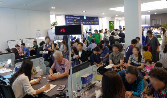 정부가 서울 집값을 잡는데 총력을 기울이는 동안 부동산 규제를 피한 일명 '무풍지대'의 부동산 열기는 더욱 뜨거워지고 있는 것으로 나타났다. 사진은 포스코건설이 광주광역시에 15년 만에 분양한 '염주 더샵 센트럴파크' 견본주택의 모습. 포스코건설 제공